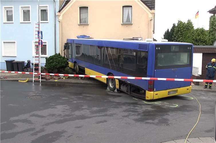 Nach Schwächeanfall: Linienbus kracht in Wohnhaus 