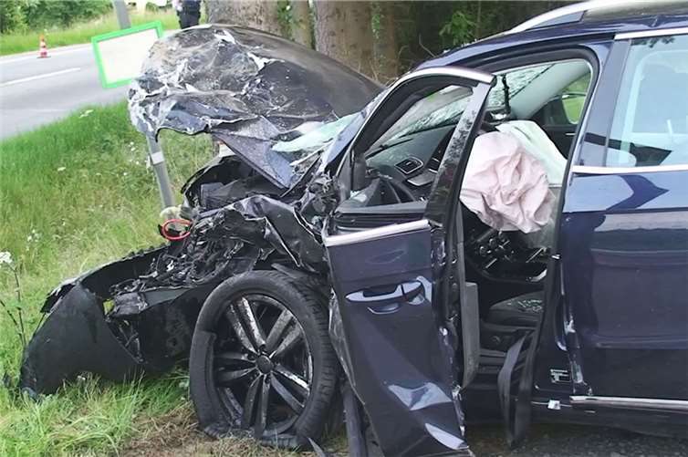 In den Gegenverkehr geschleudert 