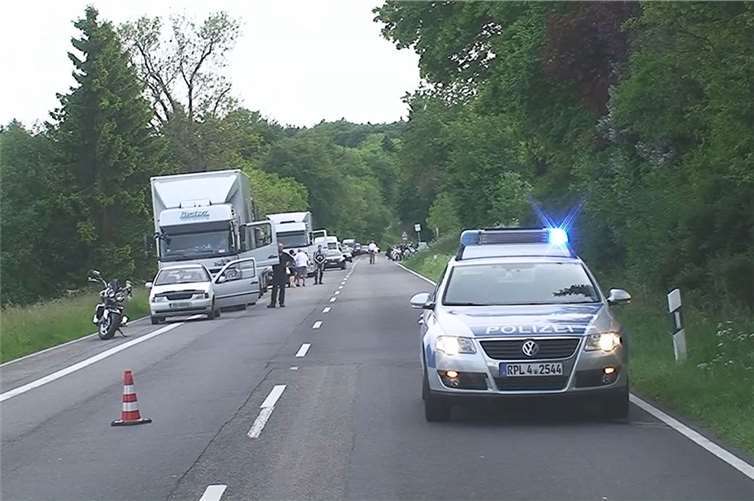 In den Gegenverkehr geschleudert 