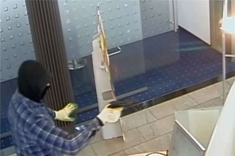 Raubüberfall auf Bank in Siershahn - Polizei veröffentlicht Fahndungsfotos 