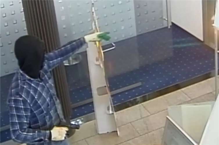 Raubüberfall auf Bank in Siershahn - Polizei veröffentlicht Fahndungsfotos 