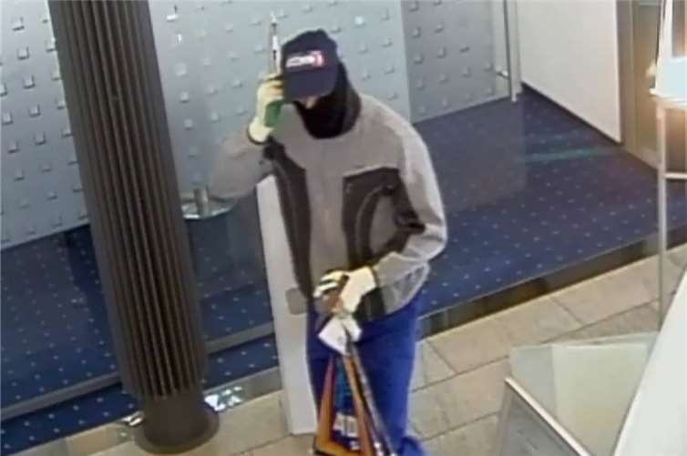 Raubüberfall auf Bank in Siershahn - Polizei veröffentlicht Fahndungsfotos 