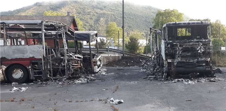 Zwei Busse und ein Lkw brannten lichterloh 