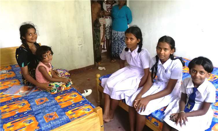 Ein Dach über dem Kopf und regelmäßiger Schulbesuch 