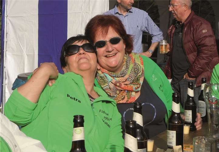 Gesellige Stunden beim Waldfest des Gesangvereins Germania 