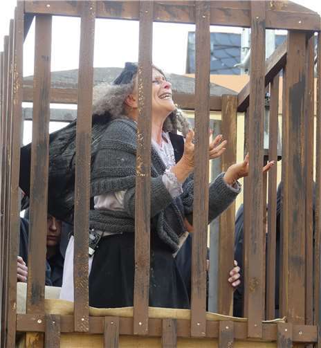 Quasimodo verhilft Erzdiakon Frollo zum Absturz 