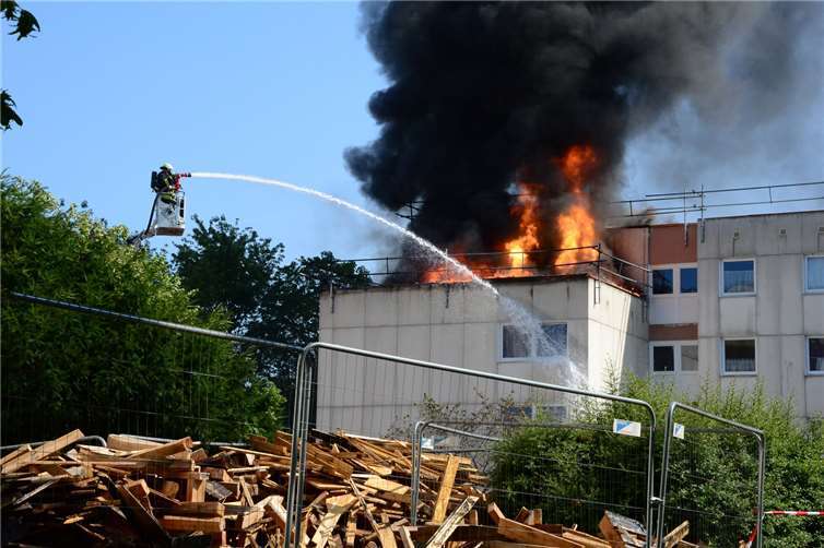 Gasflaschen bei Feuer auf Flachdach explodiert 
