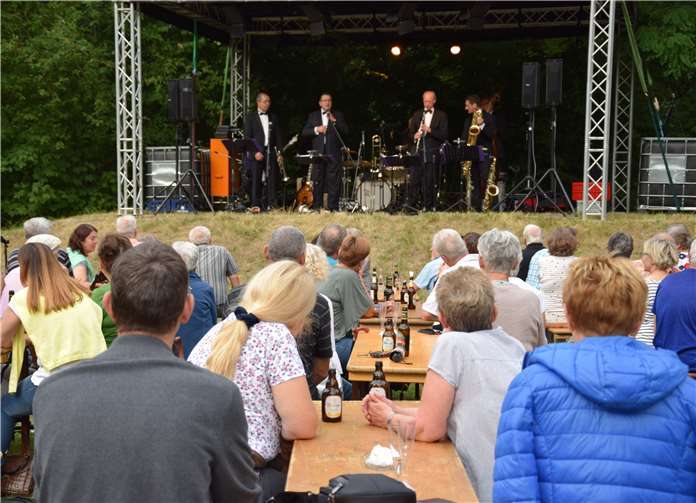 Jazz-, Swing- und Blues- melodien unter freiem Himmel 