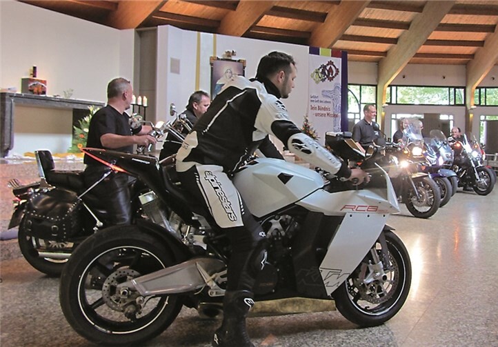 Motorengeräusch und Benzingeruch