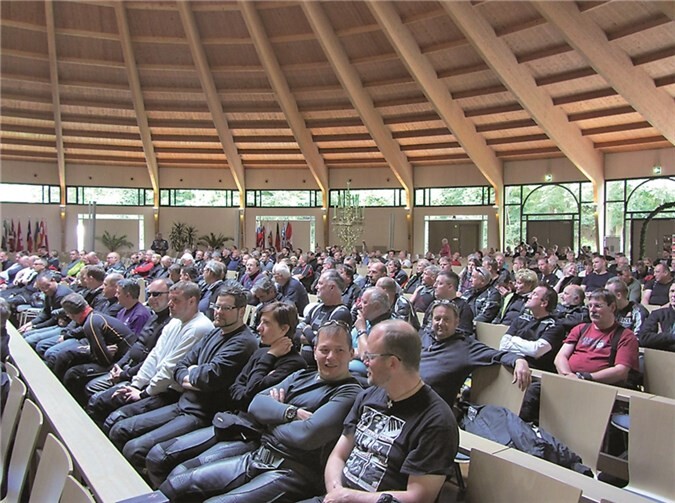 Motorengeräusch und Benzingeruch 