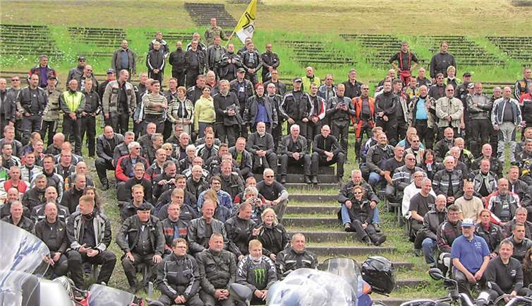 Motorengeräusch und Benzingeruch 