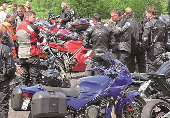 Motorengeräusch und Benzingeruch 