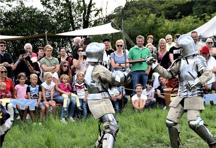 Der Ritterschlag wurde zwei Knappen zuteil 