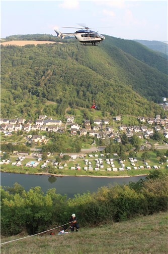 Gleitschirmflieger hing in Baum fest 