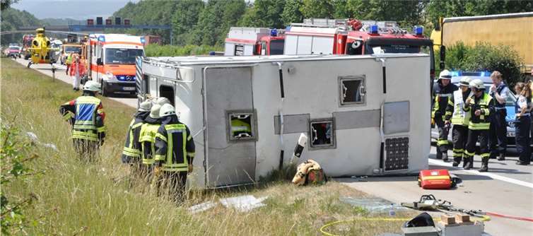Wohnmobil überschlägt sich nach Reifenplatzer auf der A 61! 