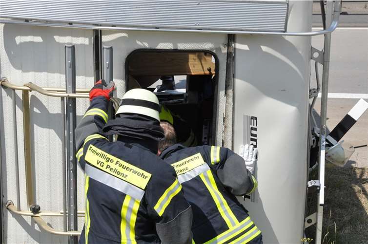 Wohnmobil überschlägt sich nach Reifenplatzer auf der A 61! 