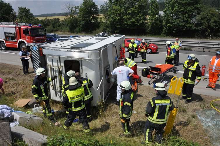 Wohnmobil überschlägt sich nach Reifenplatzer auf der A 61! 