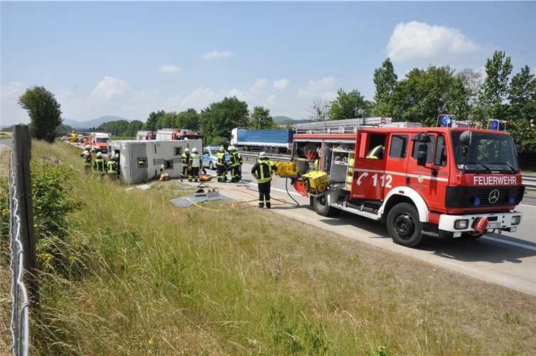Wohnmobil überschlägt sich nach Reifenplatzer auf der A 61! 