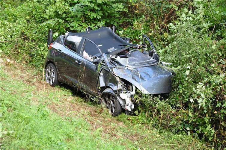 In unübersichtlicher Kurve überholt: Porsche kracht in Auto 