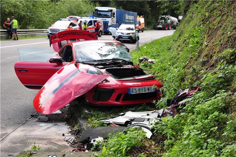 In unübersichtlicher Kurve überholt: Porsche kracht in Auto 