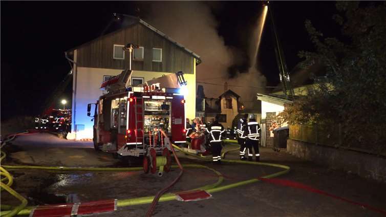 Wohnhaus und Scheune im Vollbrand 