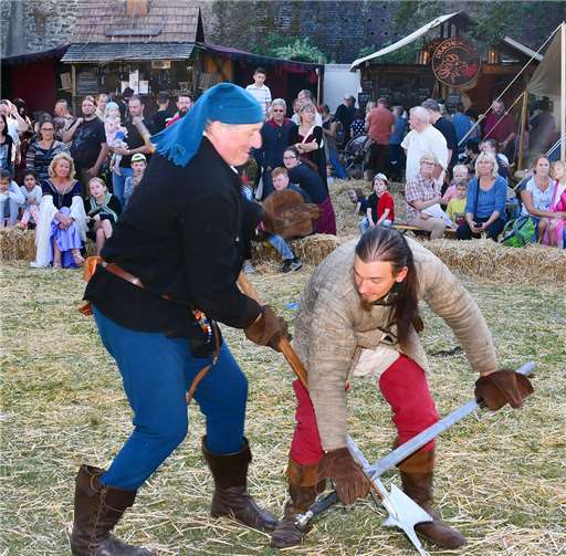 Mit Musik, Gauklern und Feuershow zurück ins Mittelalter 