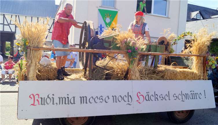 Ein farbenfroher Festumzug zog durch den Ort 