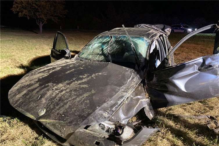 Mit Auto 50 Meter über die Gegenfahrbahn geflogen 