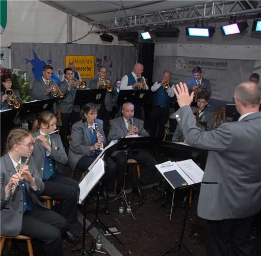 Mit Zelt, Musik und Männerballet dem Regen getrotzt 