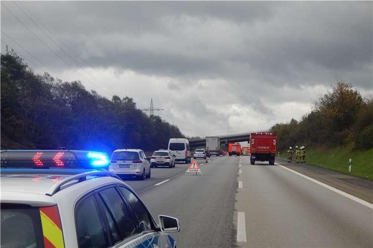 Auto geht während Fahrt in Flammen auf 