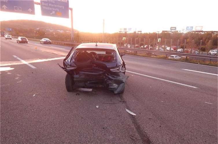 Sekundenschlaf: 30-Jähriger fährt auf Auto auf 