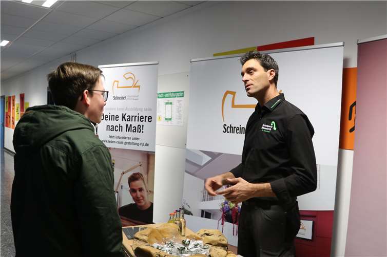 Ein Geben und Nehmen von Arbeitgebern und potentiellen Arbeitnehmern 