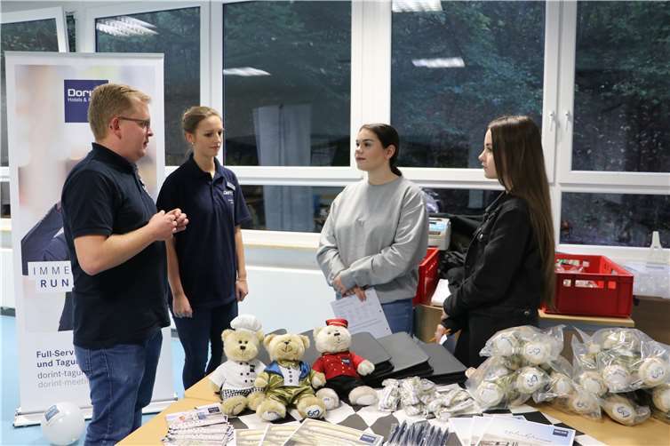 Ein Geben und Nehmen von Arbeitgebern und potentiellen Arbeitnehmern 