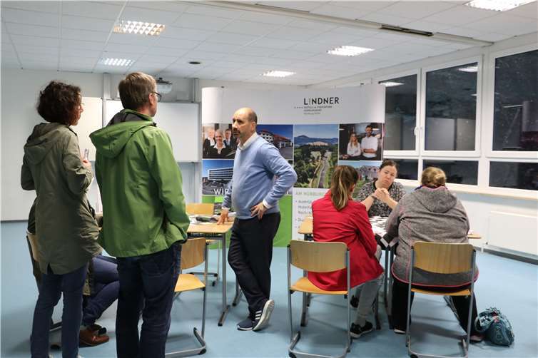 Ein Geben und Nehmen von Arbeitgebern und potentiellen Arbeitnehmern 