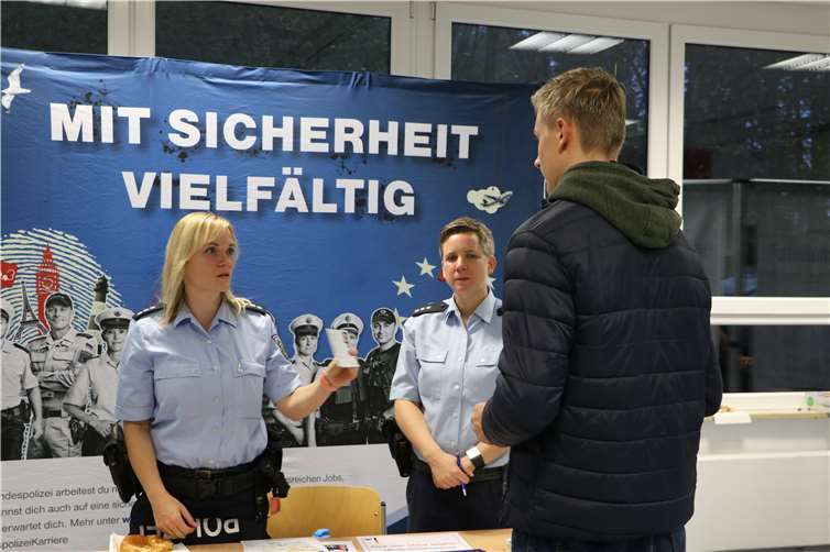 Ein Geben und Nehmen von Arbeitgebern und potentiellen Arbeitnehmern 