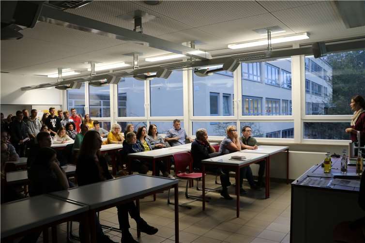 Ein Geben und Nehmen von Arbeitgebern und potentiellen Arbeitnehmern 