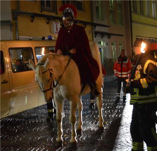 Großes Martinsfeuer am Henry-Dunant-Platz begeistert hunderte Kinder 