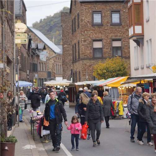 Angebot reichte von Textilien über Gewürze bis Werkzeug und Schmuck 