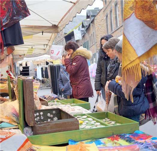 Angebot reichte von Textilien über Gewürze bis Werkzeug und Schmuck 