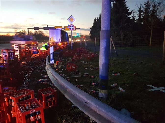 500 Cola-Kisten auf Fahrbahn verteilt 