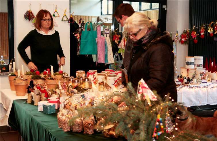 Eifelzwerge schmücken Weihnachtsbaum 