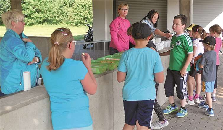 Schulkinder laufen für Kinder in Ruanda 