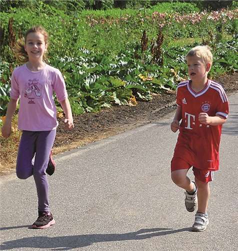 Schulkinder laufen für Kinder in Ruanda 