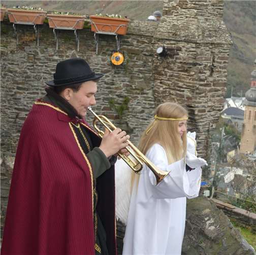 Maria und Josef auf der Herbergssuche begleitet 