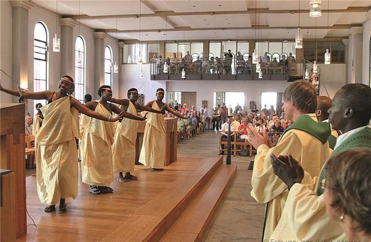 Bewegt-bewegende Feier einer bereichernden Begegnung 
