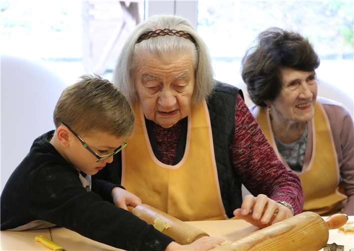 Senioren & Kindergartenkinder backen gemeinsam Weihnachtsplätzchen 