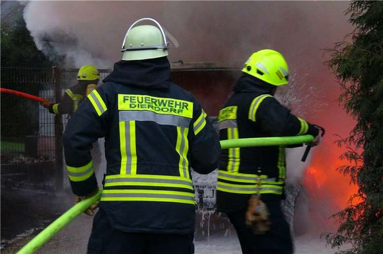 Schuppen und Geländewagen fallen Flammen zum Opfer 