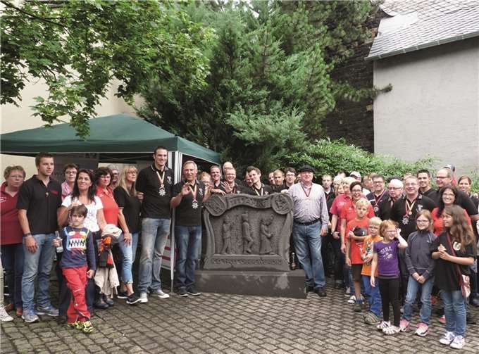 Zahlreiche Freunde der fünften Jahreszeit kamen zur Einsegnung des KGO-Denkmals 