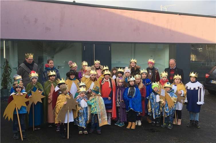 Kinder und Erwachsene unterwegs als Sternsinger 