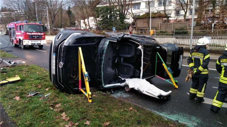 SUV überschlägt sich nach Kollision 